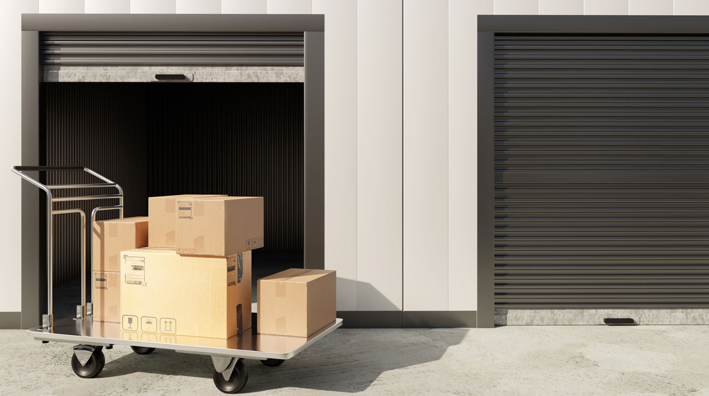 Chariot et transpalette stationnés dans allée de centre de stockage avec signalétique française